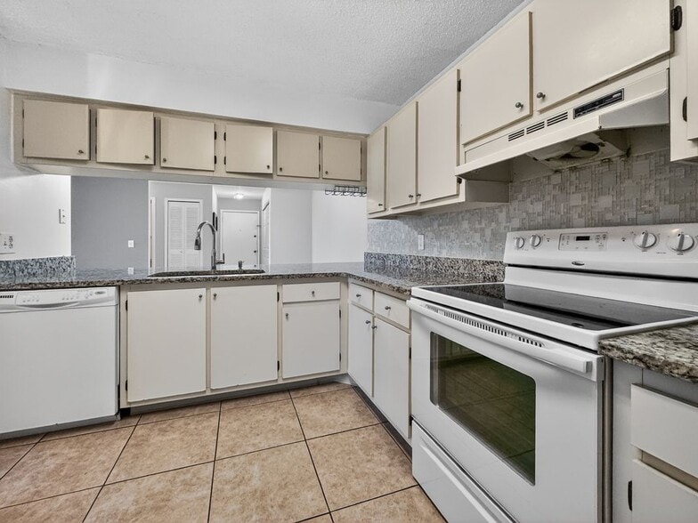 Building Photo - 602 Kenwick Cir