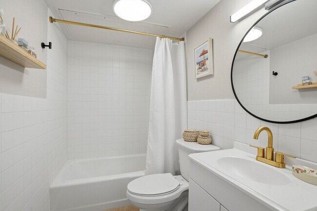 Building Photo - 35th Floor Downtown Denver Condo | 1 Bed | Private Balcony | Mountain Views