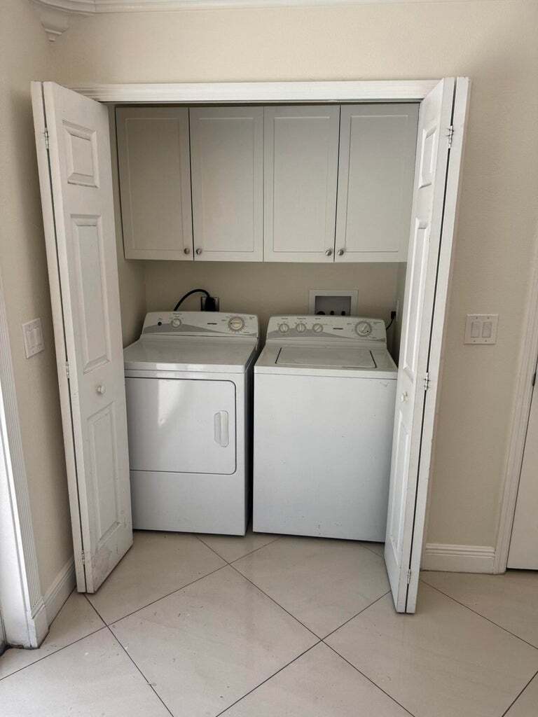 Building Photo - 881 Camellia Dr