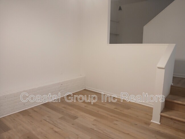 Building Photo - 861 W 48th St