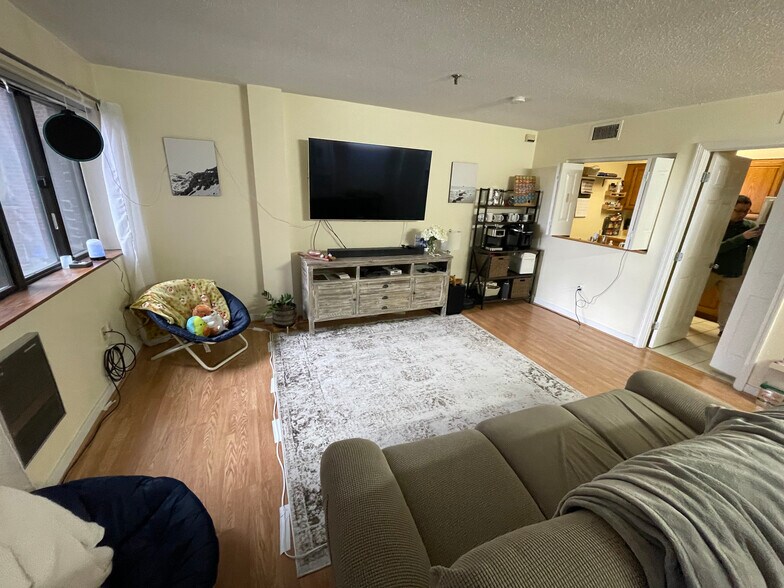 Building Photo - 147 Kelton St