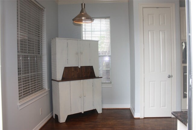 Building Photo - 3206 E Park At Beverly Hills