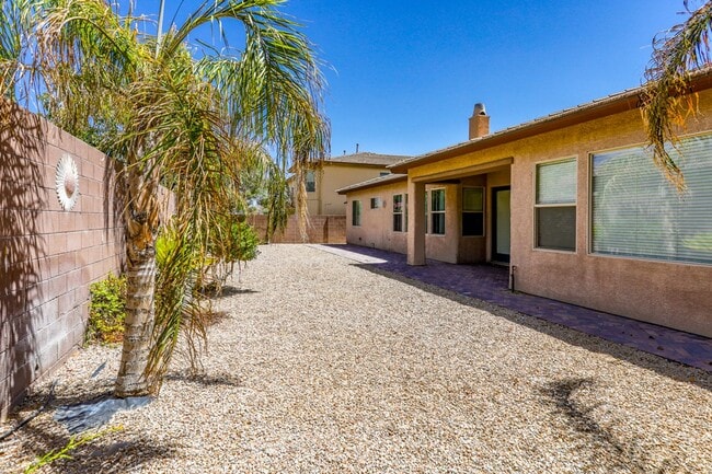 Building Photo - Fabulous Single Story 3 Bedroom Home Conve...