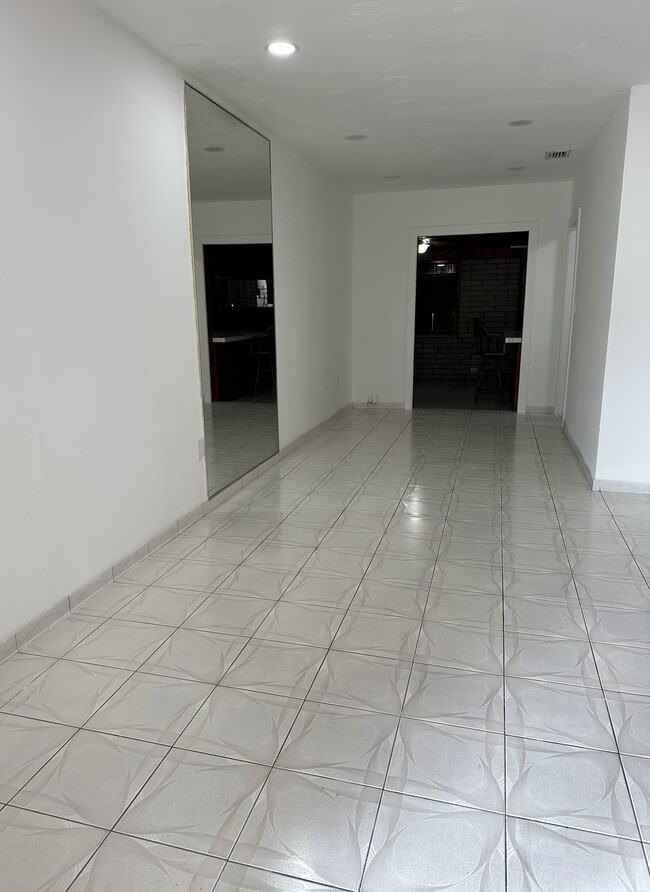 Building Photo - 811 NE 2nd Pl