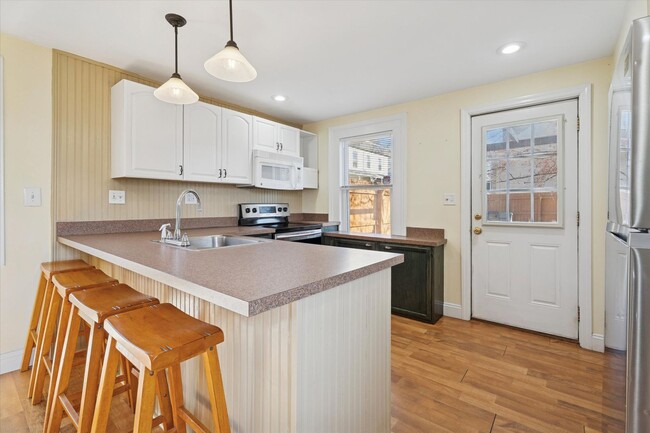 Building Photo - Charming 2-Bedroom Single-Family Home with off Street Parking