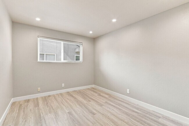 Building Photo - 935 Castlewood Dr