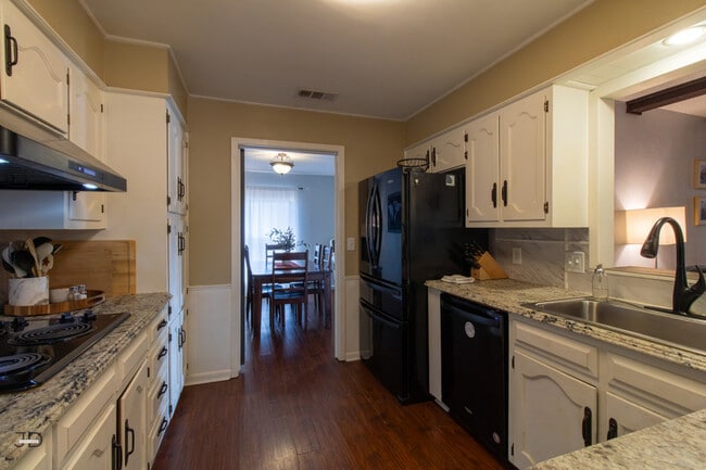 Building Photo - 5604 Greentree Ave