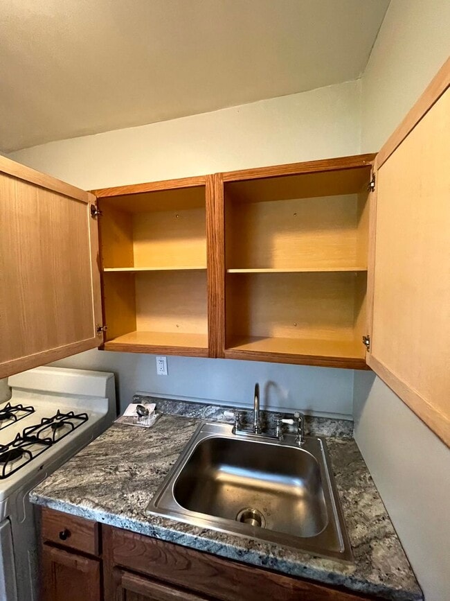 Building Photo - Lovely two bedroom, 1 bathroom Townhome on...
