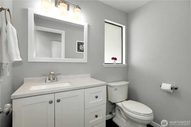 Building Photo - 3 bed 2.5 bath in martha lake neighborhood