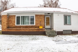 Building Photo - Your Fully Furnished 3 Bed 2 Bath Home Awaits Immediate Move-In!