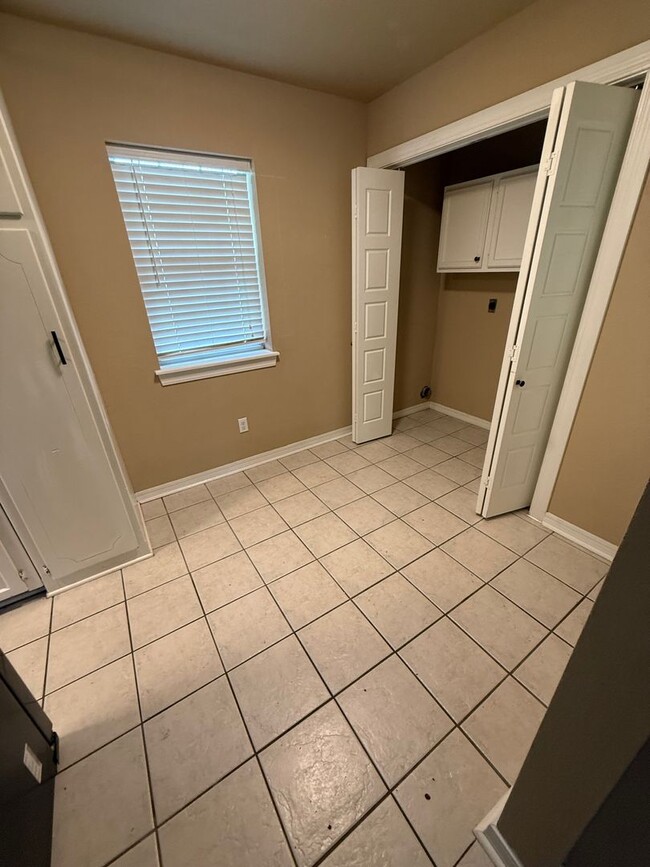 Building Photo - 2 Bed 1 Bath House with Car Port and Fence in Backyard.