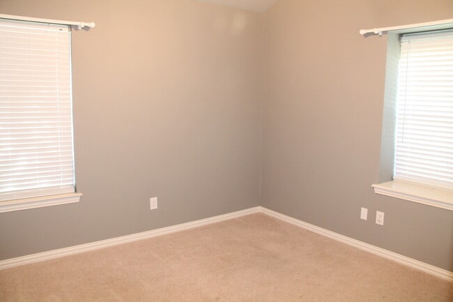 Building Photo - 191 Aster Dr