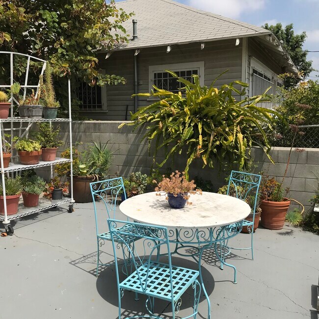 Back outdoor dining area - 1426 Allesandro St