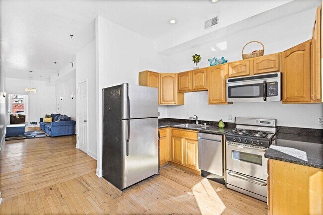 Building Photo - 231 Grand St