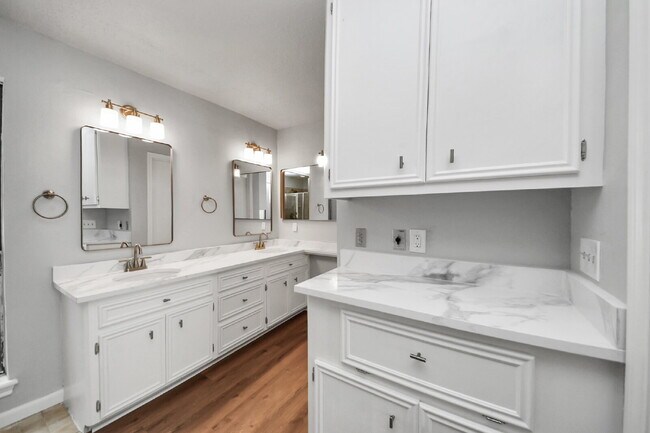 Building Photo - Freshly Remodeled Sugar Land Home with a Garden That Came Ready to Show Off