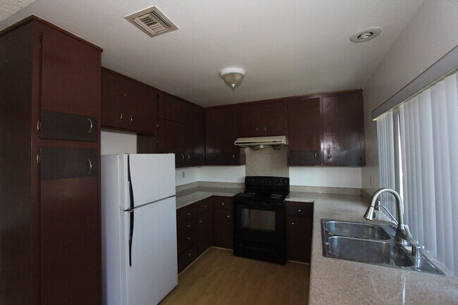 Building Photo - 3bedroom/ 2bathroom Condo with 2 garage parking