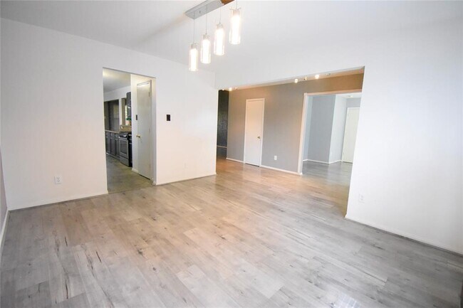 Building Photo - 10942 Heather Trail Dr