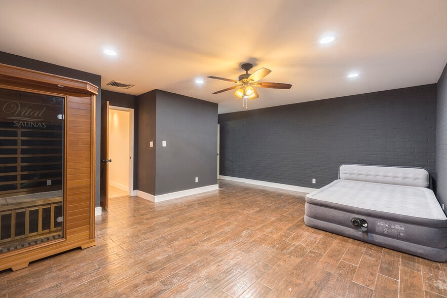 SAUNA INCLUDED - 608 W Jonquil Ave