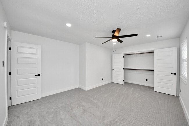 Building Photo - 15411 Town Green Dr