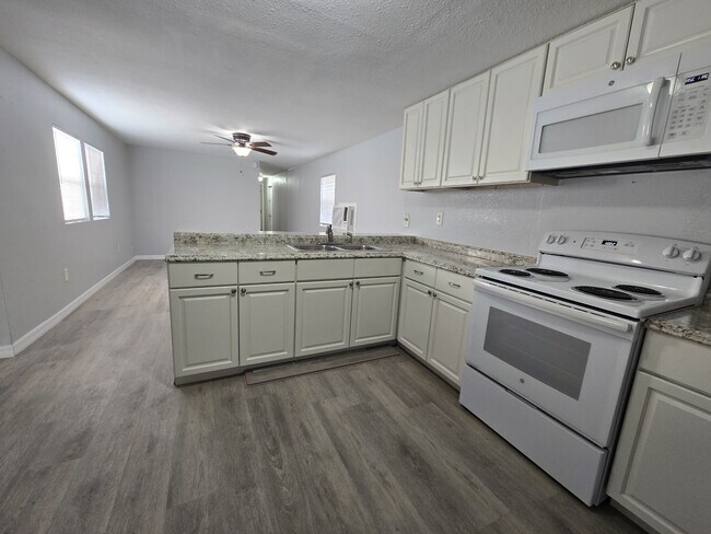 Building Photo - 1871 Cactus Ct