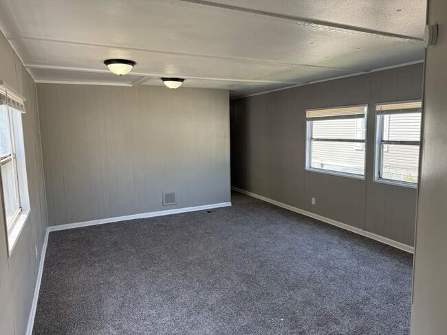 Building Photo - 2737 W Washington Center Rd