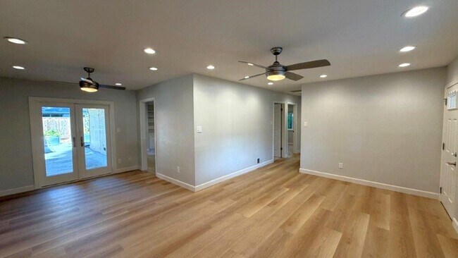Building Photo - Gregory Gardens P.H. Beautiful 4-bedroom 2 bath home w/ 2 car garage
