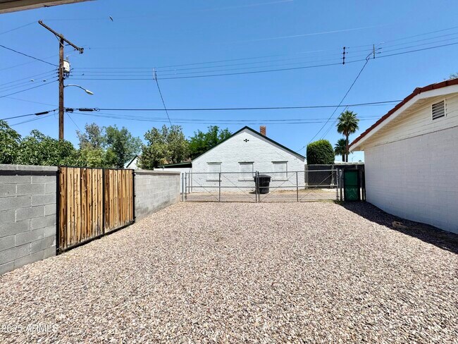 Building Photo - 1526 W Windsor Ave