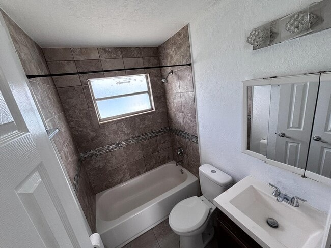 Building Photo - 2131 Washington St NE