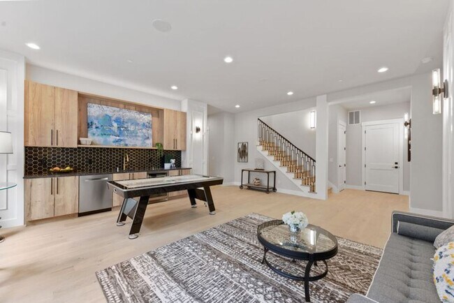 Building Photo - Luxury Bellevue Estate in Prestigious Bridle Trails For Rent