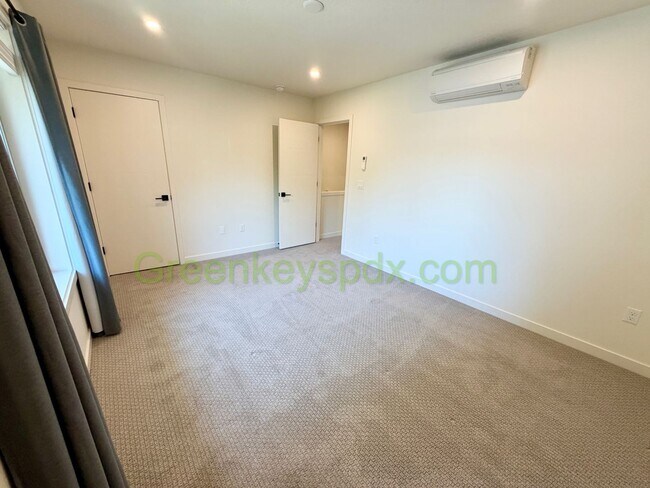 Building Photo - Newer 2-Bedroom, 1.5-Bathroom Townhome for Rent in SE Portland with Private Patio in Walkable Loc...
