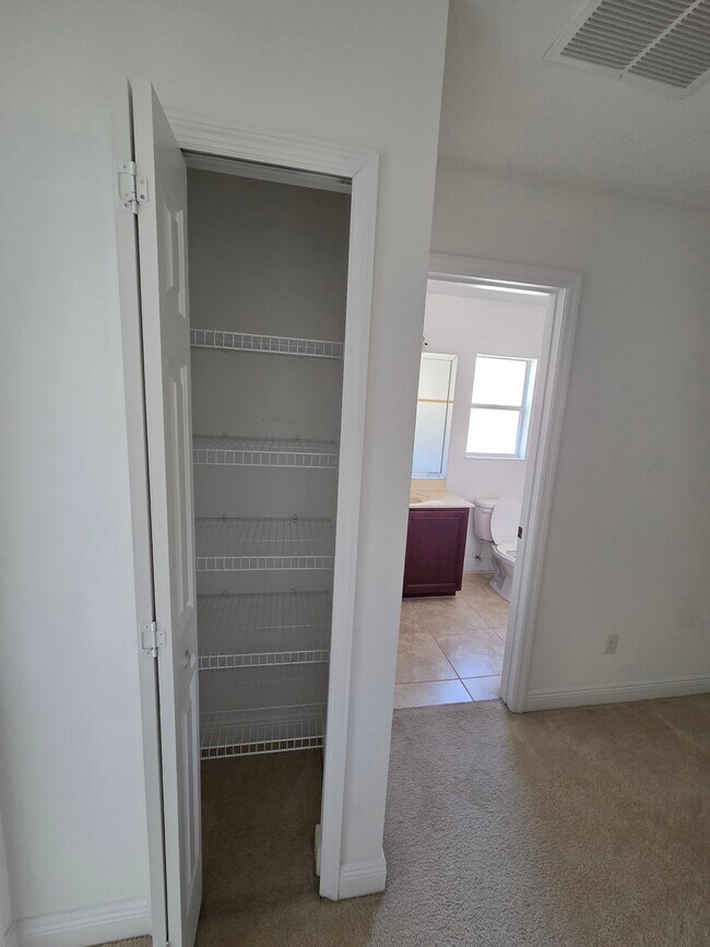 Building Photo - 2819 Roseglen Way