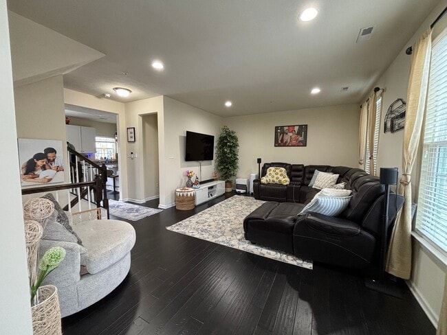 Building Photo - 3 Bedroom Townhome - Available March 1st!