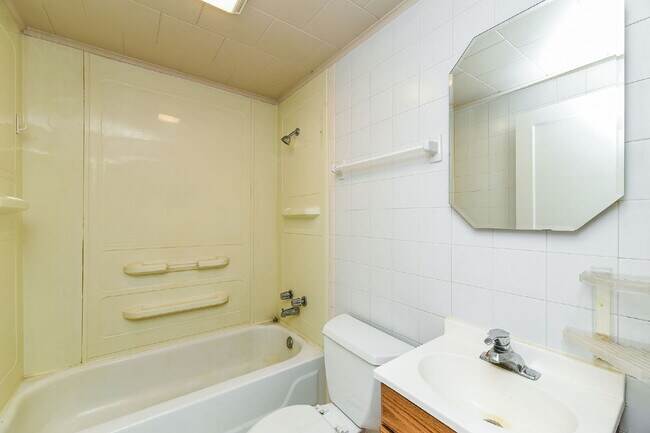 Building Photo - Charming 3-Bedroom with 2 Full Baths in the Heart of Lemont