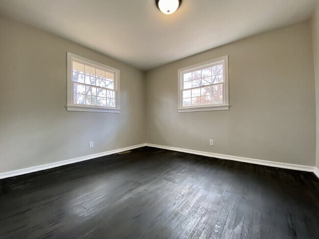 Building Photo - "Charming 3-Bedroom Rental with Hardwood Floors in Florence, AL - A Must-See!"