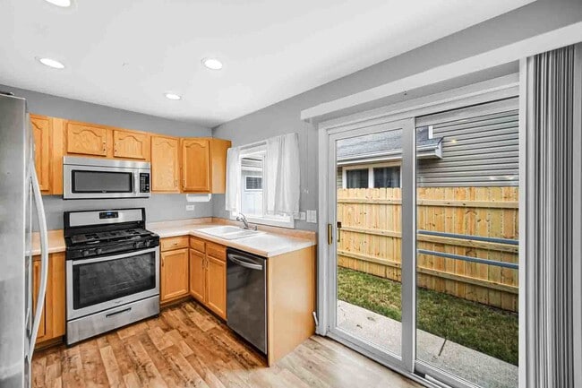 Building Photo - 9215 Fox Ct