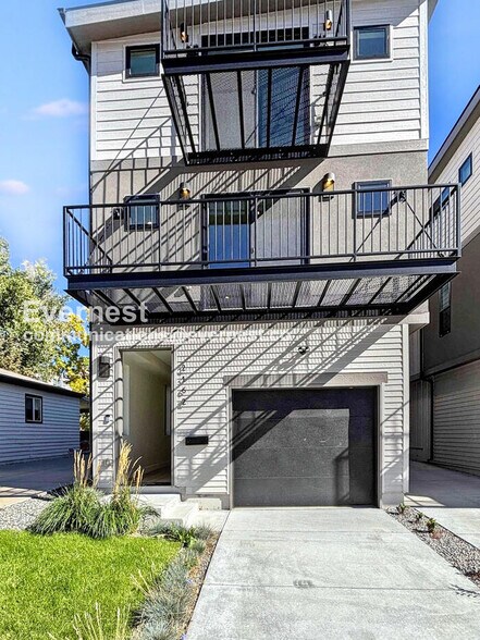 Primary Photo - 2162 S Ash St