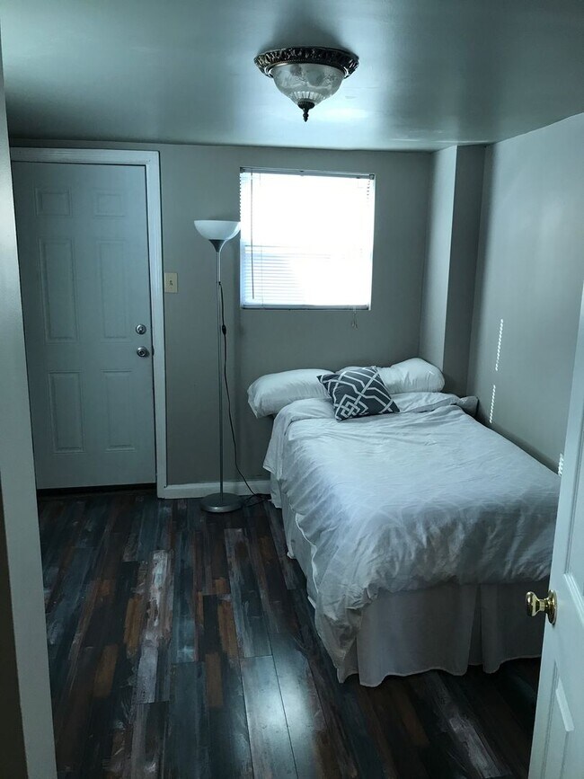 Building Photo - Modern Rental - South Side Flats