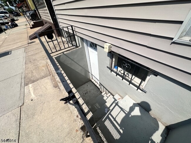 Building Photo - 36 Monroe St
