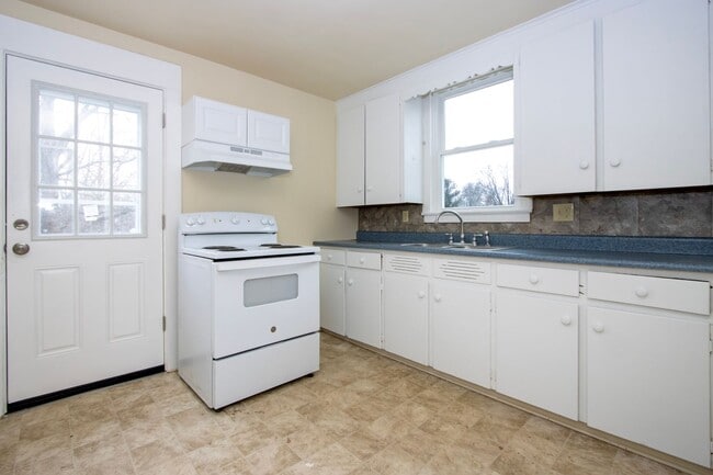 Building Photo - Three bedroom duplex