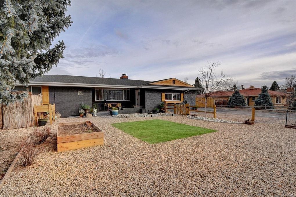 Zero-scaped yard space. - 1808A Simms St