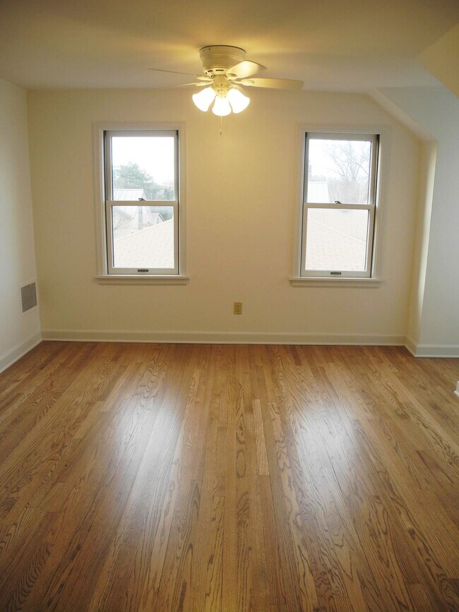 Primary Bedroom - 946 W Shore Dr