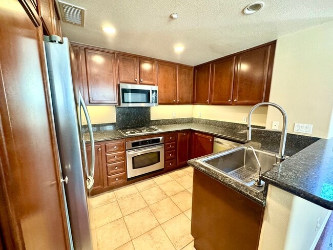 Building Photo - 2 bedroom, plus loft Townhouse in Turtle R...