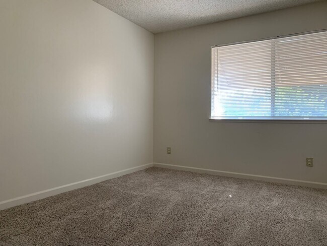 Building Photo - 3 Bed 2.5 Bath Townhouse