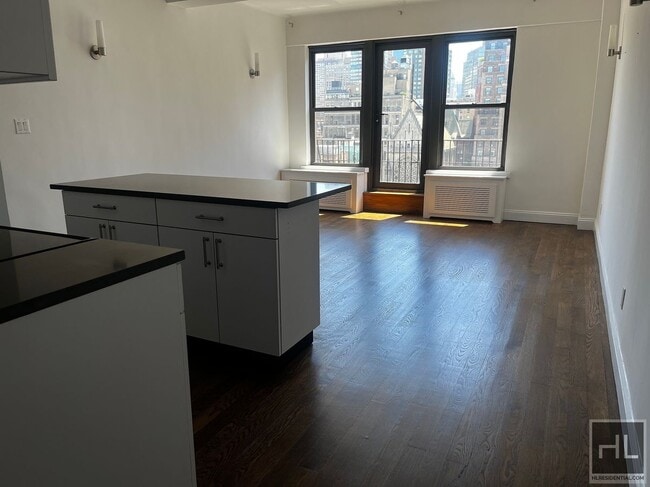 Building Photo - 160 W 73rd St