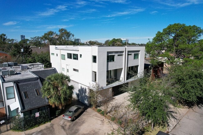 Building Photo - 3302 Lake St