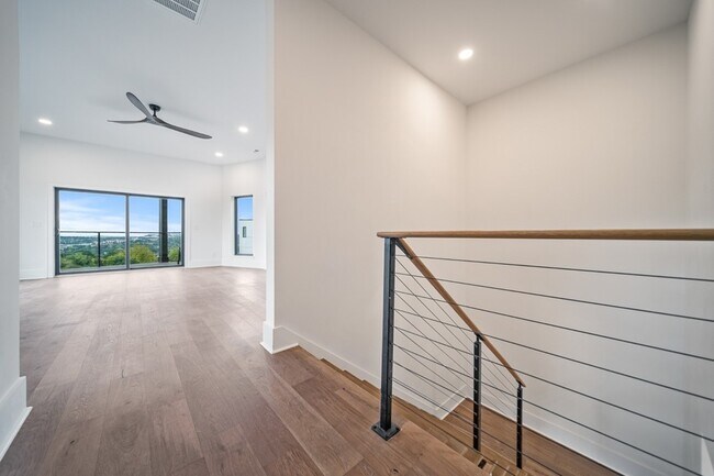 Building Photo - 6011 Hill Cir Dr