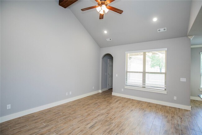 Building Photo - 214 Alder St