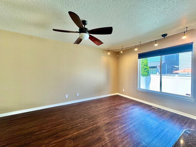 Building Photo - Classy townhome -Wonderful  3 Bedroom Townhome - EZ access to 205 within minutes -