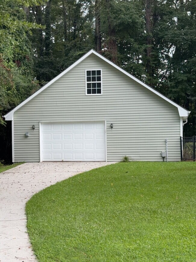 Building Photo - Beautiful 4 Bedroom, 3 Bath Home-211 Bethesda Ct.
