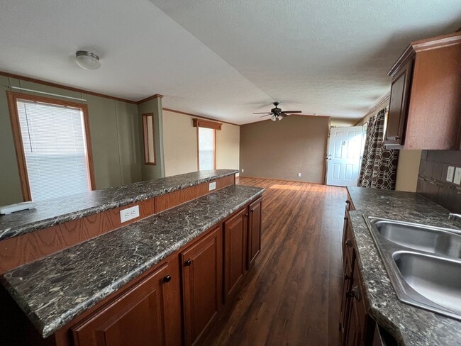 Building Photo - 3 Bed / 2 Bath Fully Fenced Yard in North ...